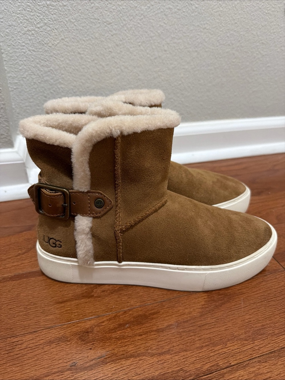 UGG Aika Women Flat Mid-Height Boots Chestnut Genuine Suede Fur Lining Sz 8.5